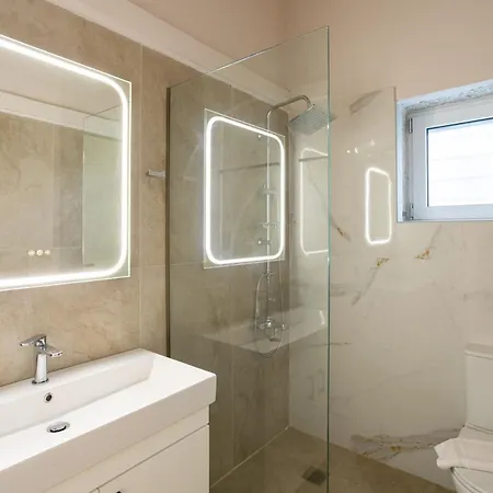 Petra & Thea - Seaview Stylish Getaways