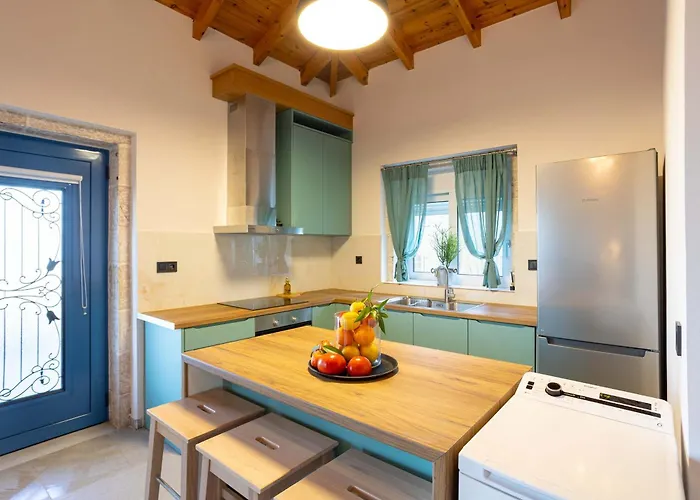 Petra & Thea - Seaview Stylish Getaways Villa *