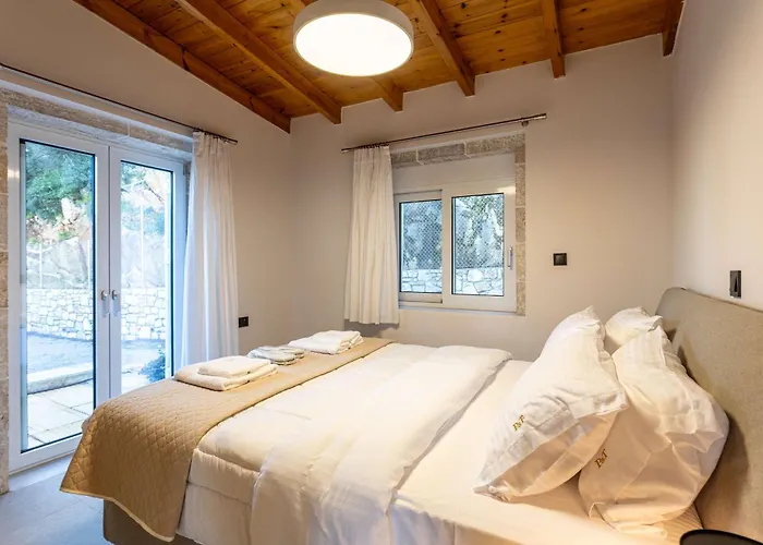 Petra & Thea - Seaview Stylish Getaways Chrani