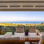 Petra & Thea - Seaview Stylish Getaways Willa