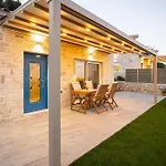 Petra & Thea - Seaview Stylish Getaways Chrani