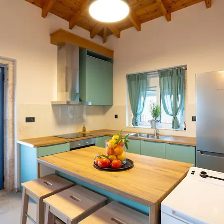 Petra & Thea - Seaview Stylish Getaways Villa *