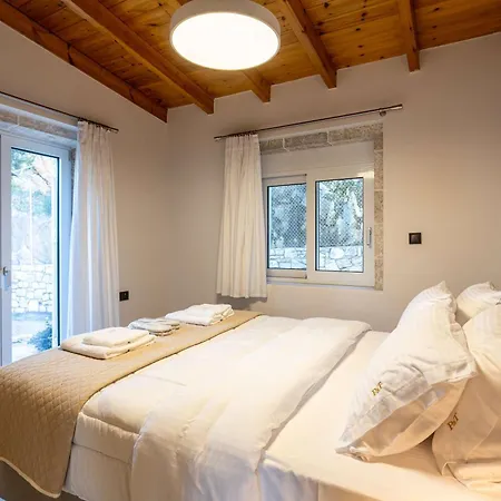 Petra & Thea - Seaview Stylish Getaways Chrani