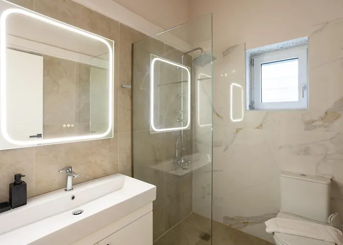 Petra & Thea - Seaview Stylish Getaways